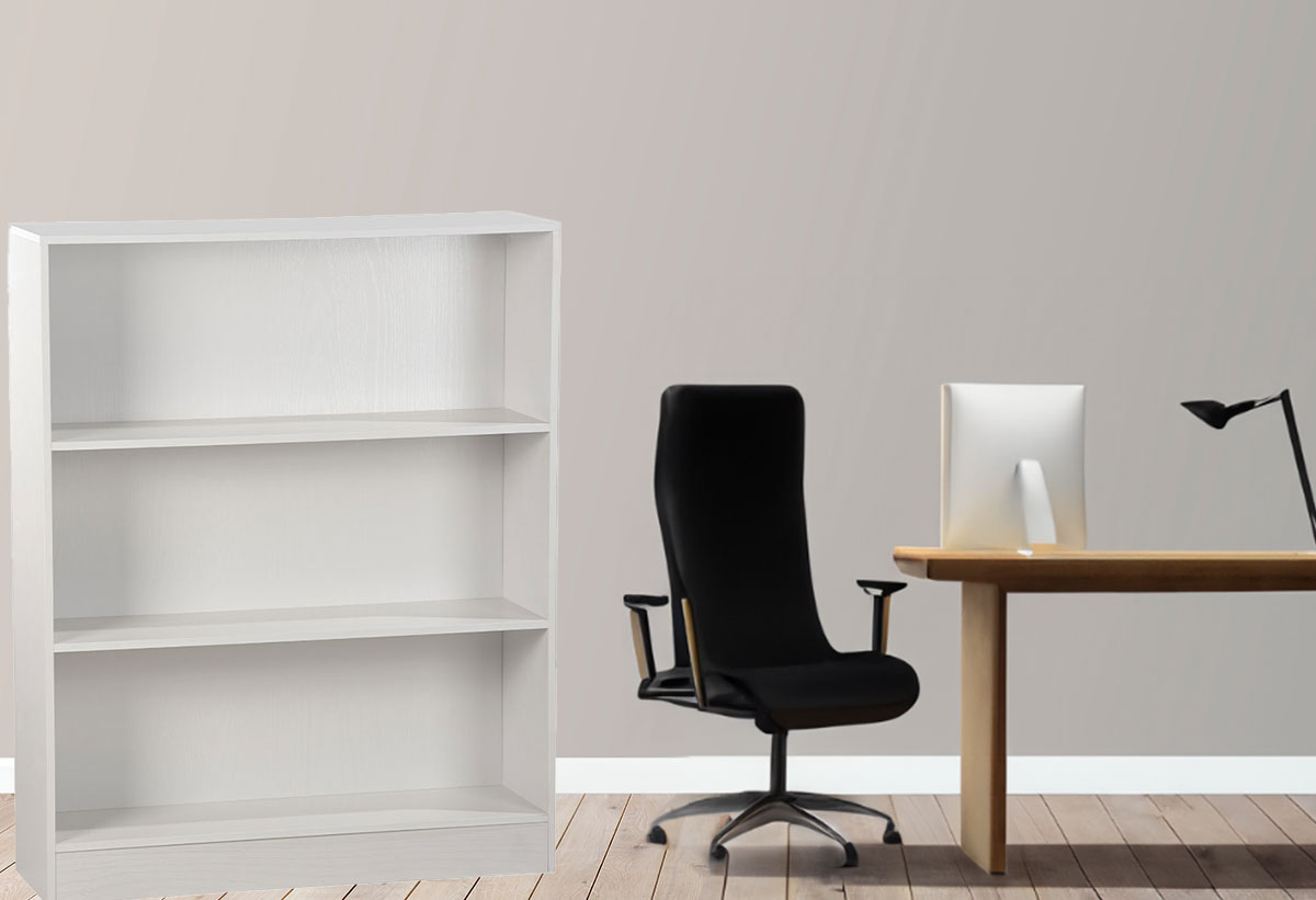 Η Βιβλιοθήκη Tocado σε λευκή απόχρωση, τοποθετημένη στην αριστερή πλευρά ενός γραφείου .